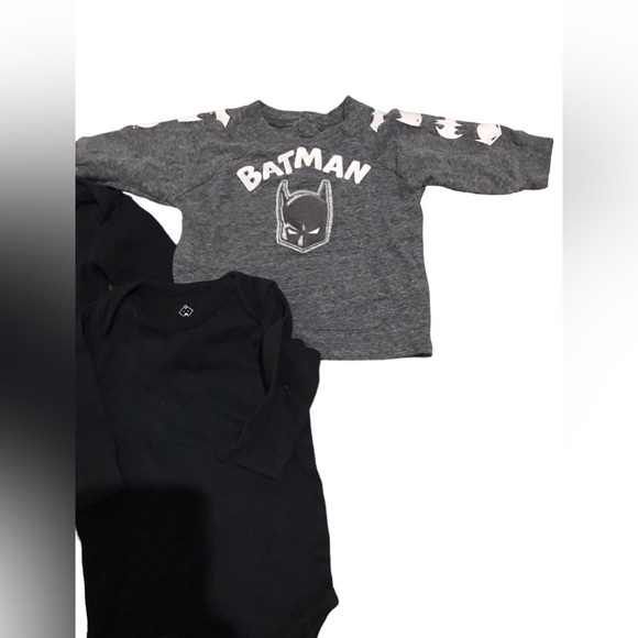 0-3m 3pc bundle of black onesie and Batman shirt - Picture 6 of 6